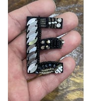 5X3 CM NAKIŞ VE BONCUK İŞLEME E HARFİ APLİKE ARMA YAMA DİKİŞ AKSESUARI