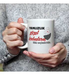 Yalnızlık Güzel Kadınların Lüks Seçimleridir Baskılı Kadınlar Günü Beyaz Kupa