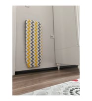 Pratik ve modern sarı duvara monte katlanır ütü masası