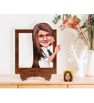 BK Gift Kişiye Özel Kız Çocuk Karikatürlü Ahşap Standlı 3D Biblo-1 (Beyaz)