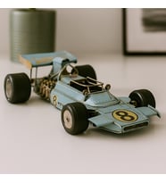 Dekoratif Metal Yarış Arabası – El Yapımı Vintage Model Araba 29 x 6,5 cm – Retro Masaüstü Süs (Karışık)