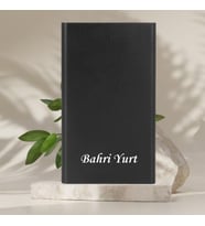 KİŞİYE ÖZEL İSİM BASKILI PLASTİK VE DERİ GÖRÜNÜMLÜ POWERBANK (Siyah)