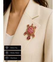 Pembe Taşlı Kaplumbağa Broş – Zarafet ve Şans Simgesi Kadın Yaka İğnesi