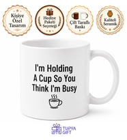 I'm Holding A Cup So You Think I'm Busy Temalı İngilizce Kupa Bardak Hediye