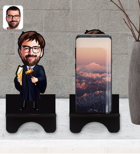 BK Gift Kişiye Özel Erkek Hakim Karikatürlü Ahşap Biblo Telefon Standı-1