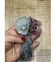 12X7 CM İKİ RENK ÇİÇEKLİ PÜSKÜLLÜ BROŞ YAKA İĞNESİ TÜRBAN İĞNESİ