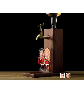 BK Gift Kişiye Özel Yılbaşı Aile Karikatürlü Musluklu Ahşap Viski Standı-6, Viski Çeşmesi, Doğum Günü Hediyesi, İçecek Dispenseri