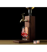 BK Gift Kişiye Özel Yılbaşı Aile Karikatürlü Musluklu Ahşap Viski Standı-6, Viski Çeşmesi, Doğum Günü Hediyesi, İçecek Dispenseri