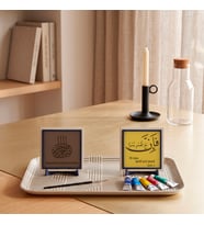 Kalplere Sükunet Veren Fe Inne Meal Usri Yusra Zikri ve Metinli Bismillah İkili Özel Tasarım Masa Aksesuarı 10x10 cm, Açık Kahve - Sarı