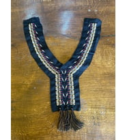 31X27 CM OTANTİK PÜSKÜLLÜ ETNİK YAKAA DİKİŞ TASARIM