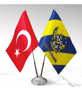 BBaskı  Sarı-Lacivert Kanaryalar + Türk Bayrağı İkili Masa Bayrak Seti  Parlak Saten Kumaş  Canlı Dijital Baskı  Metal Ayak & Metal Çubuk  Bayrak 15×22,5 cm (2 Adet)  Set Yüksekliği ~30–32 cm  Ofis Masa Dekoru