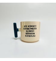 Biz Kimseyi Kaybetmedik Elimizi Bırakan Kayboldu Baskılı Mavi Kulplu T Kupa (Beyaz)