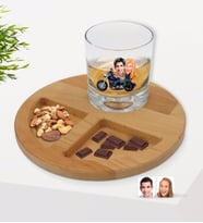 BK Gift Kişiye Özel Motorcu Sevgililer Karikatürlü Viski Bardağı ve Doğal Masif Ahşap Yuvarlak Sunum Tabağı Çerezlik Hediye Seti-1
