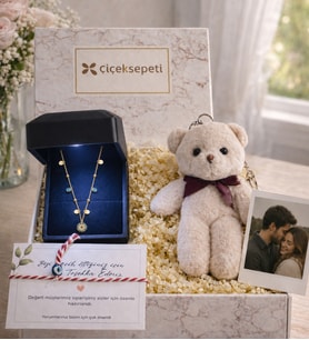 Premium Işıklı Kutuda 925 Ayar Gümüş Altın Kaplama Zirkon Taşlı Nazar Boncuklu Pullu Dorika Şans Kolyesi & Peluş Ayıcık Anahtarlık & Marteniçka Bileklik & Polaroid Fotoğraf Hediye