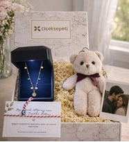 Premium Işıklı Kutuda 925 Ayar Gümüş Altın Kaplama Zirkon Taşlı Nazar Boncuklu Pullu Dorika Şans Kolyesi & Peluş Ayıcık Anahtarlık & Marteniçka Bileklik & Polaroid Fotoğraf Hediye