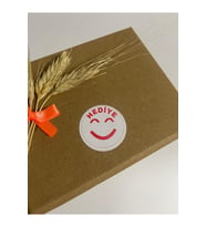 Hediye Gülen Yüz Kırmızı Yazılı Yuvarlak Yapışkanlı Etiket 4x4 cm 120 adet