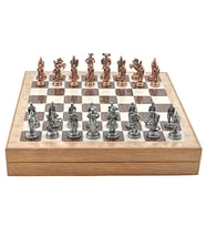 GiftHome Orta Boy Metal İspanyol Satranç Takımı Antik ve Rustik Desenli Sandıklı MDF Tahtası (36x36x6 cm.)