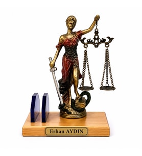 Kişiye Özel İsimli Ahşap Kaideli Adalet Heykeli ve Kartvizitlik Premium Ofis Hediyesi