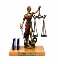 Kişiye Özel İsimli Ahşap Kaideli Adalet Heykeli ve Kartvizitlik Premium Ofis Hediyesi