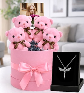Kişiye Özel Fotoğraflı 4’lü Açık Pembe Love Ayıcık Hediye Kutusu & Melek Kanat Kolye Seti Ayıcık Buketi Seti