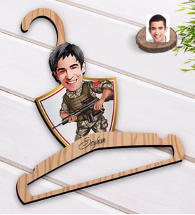 BK Gift Kişiye Özel Asker Karikatürlü Standart Boy Ahşap Elbise Askısı-1