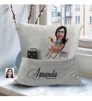 BK Gift Kişiye Özel Tatilci Kadın Karikatür Tasarımlı Organizer Kumanda ve Atıştırmalık Cepli Gri Kırlent Yastık-1 Arkadaşa Hediye, Cepli Yastık