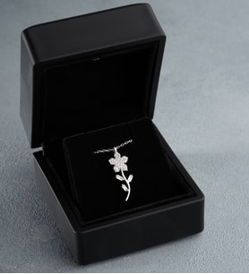 925 Ayar Gümüş Işıklı Kutuda Rodyum Kaplama Zirkon Taşlı Çiçek Motif Kolye