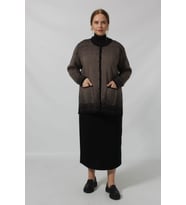 Y0668 KADIN SİYAH-KAHVE KARELİ DESENLİ DÜĞMELİ CEPLİ MEVSİMLİK ANNE HIRKASI (Siyah Kahve)