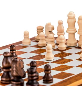 Lüks Ahşap Kutulu Mataralı Satranç Takımı Seti – 7 Parça Hediyelik Set