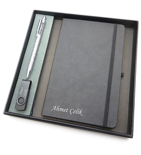 Signator® Codex  N262 Kişiye Özel Defterli Set - İsme Özel Gri Kalem + İsme Özel Siyah Defter + İsme Özel 32 GB Usb Bellek İsme Özel Kutusunda Hediyelik Set (Karışık)