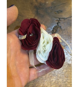 KIRMIZI BEYAZ ÇİÇEKLİ BROŞ YAKA İĞNESİ GİYİM AKSESUARI 10X5 CM