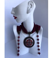 Kanaviçe İşlemeli Fular Kolye (Bordo)