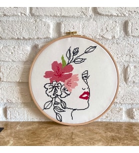 Seretamin Handmade Pembe Çiçekli Kadın Silüeti Kanaviçe Nakışlı Duvar Süsü