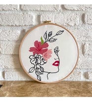 Seretamin Handmade Pembe Çiçekli Kadın Silüeti Kanaviçe Nakışlı Duvar Süsü