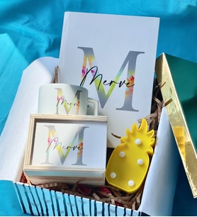 Kişiye Özel Harfli Sert Kapaklı Defter Kutulu Kupa Ve Mini Ananas Led Işık Hediye Seti