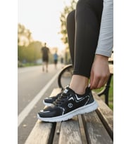 Enoch Kadın Darbe Emici Petek Taban Teknolojili Sportif Şehir Ayakkabısı (Siyah & Beyaz)