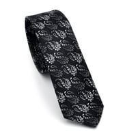 Beyaz ve Füme Şal Desenli Siyah Dokuma Kumaş Mendilli Slim Fit Kravat // SDK-240806 (Renksiz)