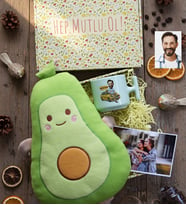 Kişiye Özel Karikatürlü Taksici Hediye Kutusu - Kişiye Özel T Pastel Kupa, Peluş Yastık, Fotoğraf 1 Adet Doğum Günü Hediyesi