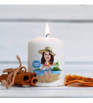 Kişiye Özel Tatildeki Şapkalı Kız Karikatürlü Mum