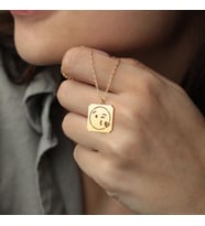 Kişiye Özel 925 Ayar Gümüş Öpücüklü Kalp Emoji Kolye (Gold)