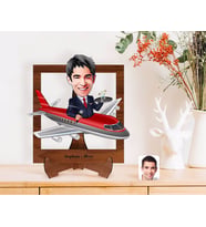 BK Gift Kişiye Özel Erkek Uçuş Görevlisi Karikatürlü Ahşap Standlı 3D Biblo-1 (Beyaz)