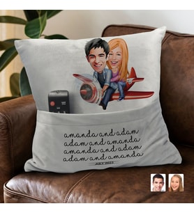 BK Gift Kişiye Özel Sevgililer Karikatür Tasarımlı Organizer Kumanda ve Atıştırmalık Cepli Gri Kırlent Yastık-11 Arkadaşa Hediye, Cepli Yastık