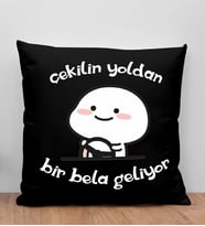 BK Gift Bir Bela Geliyor Tasarımlı Siyah Kırlent Yastık, Arkadaşa Hediye, Ev Dekorasyonu, Ev Hediyesi-1