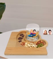 BK Gift Kişiye Özel Sevgililer Karikatürlü Viski Bardağı ve Doğal Masif Ahşap Yarım Ay Sunum Tabağı Çerezlik Hediye Seti-52
