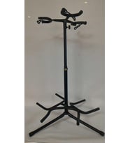 Cremonia STG103 3'lü Çoklu Gitar Standı (Aksesuar)  Üç Adet Gitar İçin Güvenli Yerleştirme Alanı, Çizilmeyi Önleyen Kauçuk Destekler ve Sahne/Stüdyo Kullanımına Uygun Yapı