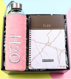 Kişiye Özel Beyaz Mermer Desenli Defter & Peluş Kılıflı 600ml Pembe Renk Cam Matara Hediye Seti
