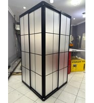 TEKNESİZ KARE DUŞAKABİN MİKA PLASTİK CAMLI KAROLAJ DESENLİ