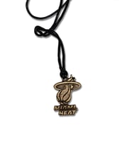 Miami Heat Model Deri İpli Tasarım Kolye