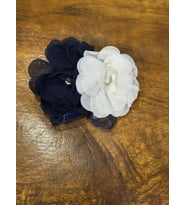 MAVİ BEYAZ ÇİÇEKLİ TAŞLI BROŞ YAKA İĞNESİ GİYİM AKSESUARI 10X8 CM
