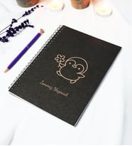 Kişiye Özel Penguen Temalı Siyah Kraft Kapaklı Defter - 45 Yaprak A5 (90 SAYFA) 15x21 Cm
